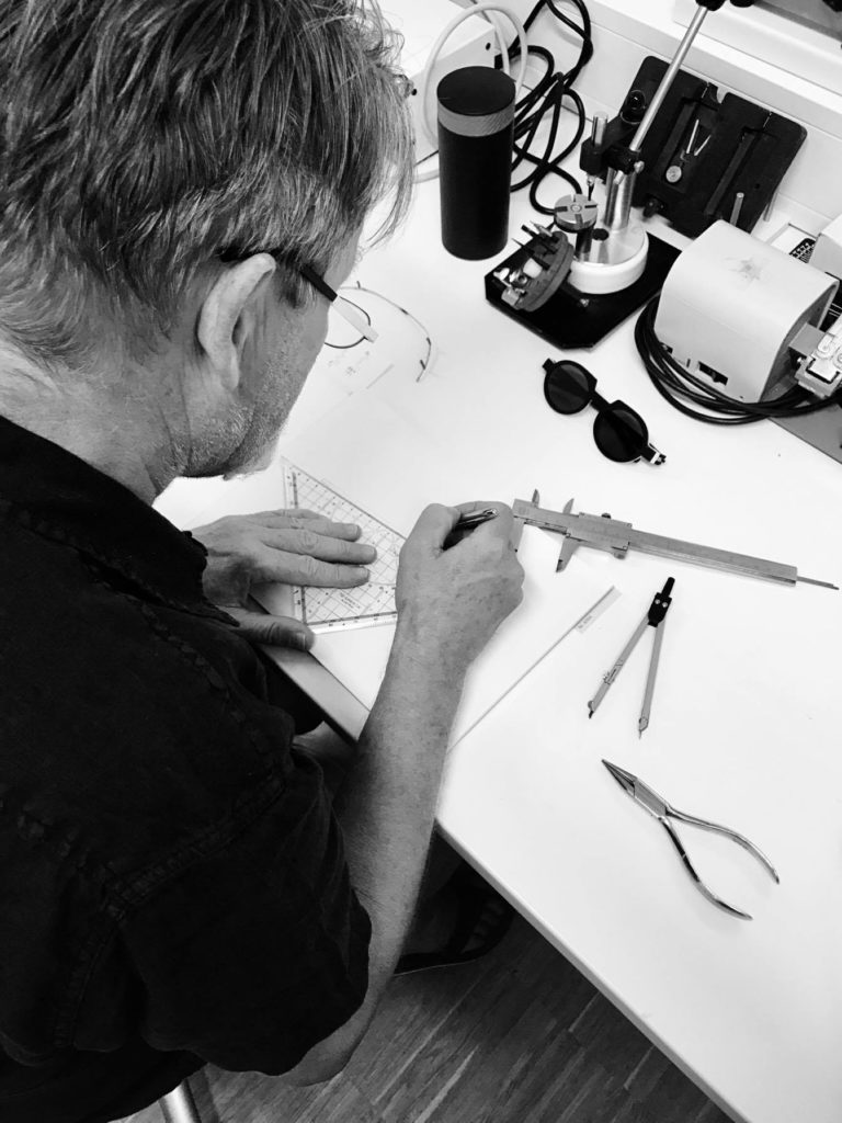 Opticien au travail dans son atelier, en noir et blanc